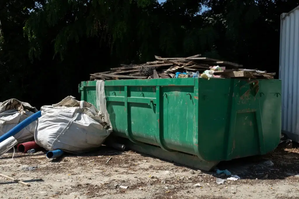 Abrollcontainer mit Bauschutt